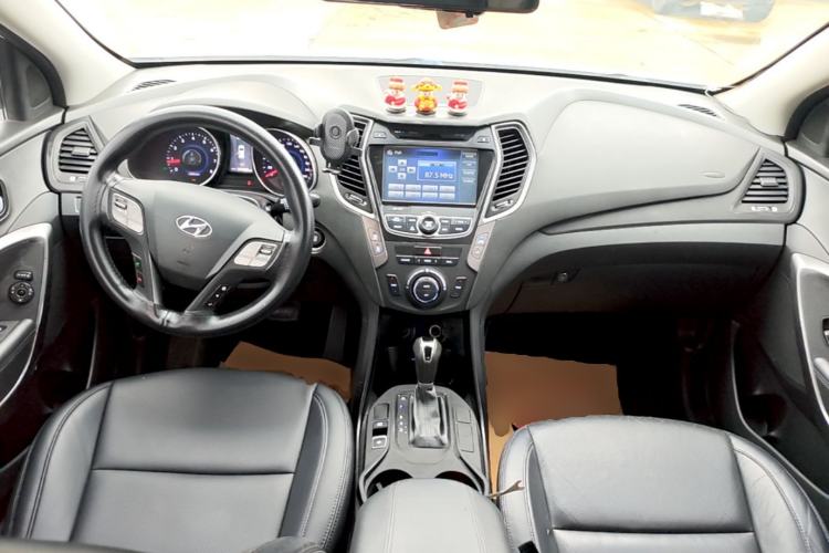 Used Hyundai Santa Fe 2015 2.0T Automatic Two-Wheel Drive Smart Version 5 Seats Center Console