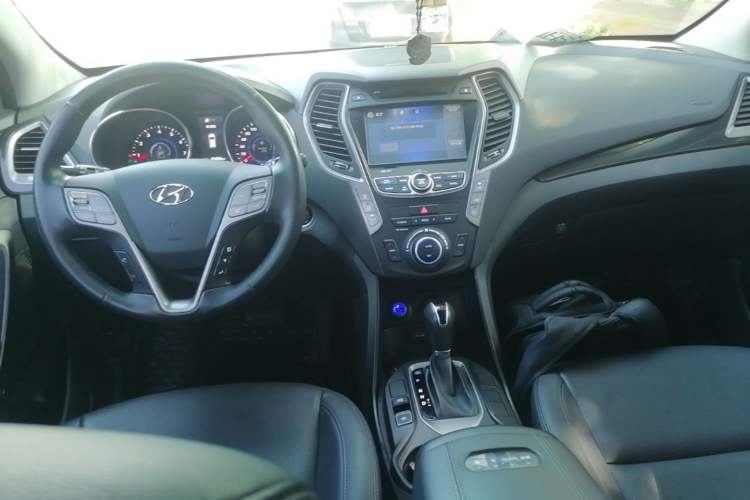 Used Hyundai Santa Fe 2015 2.0T Automatic 4x4 Smart 7-Seater Center Console