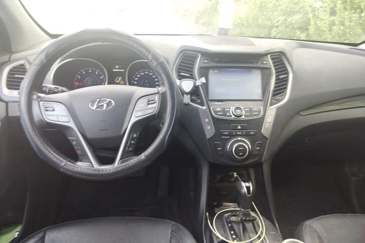 Used Hyundai Santa Fe 2015 2.4L Automatic Two-Wheel Drive Smart Version 5 Seats Center Console