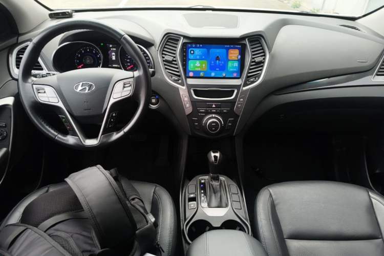 Used Hyundai Santa Fe 2015 2.4L Automatic Two-Wheel Drive Smart Version 5 Seats Center Console