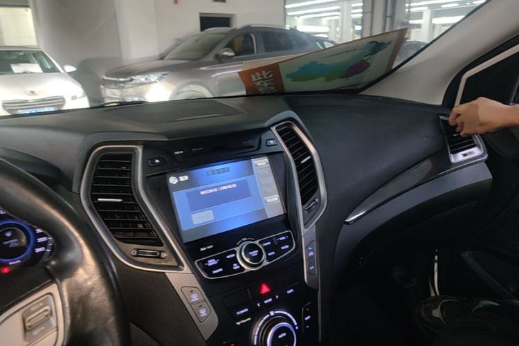 Used Hyundai Santa Fe 2015 2.4L Automatic All-Wheel Drive Smart Version 5 Seats Center Console