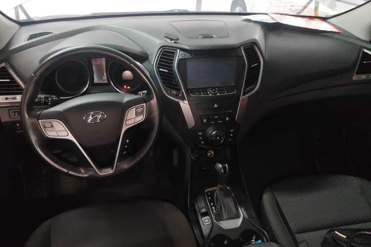 Used Hyundai Santa Fe 2015 2.0T Automatic Two-Wheel Drive Comfort Version 5 Seats Center Console