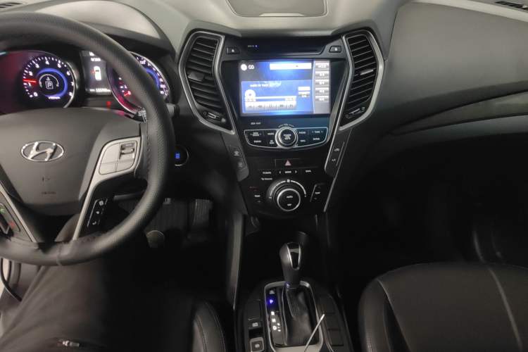 Used Hyundai Santa Fe 2015 2.0T Automatic All-Wheel Drive Smart Version 5 Seats Center Console