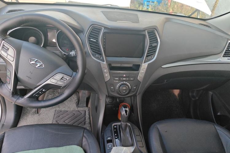 Used Hyundai Santa Fe 2015 2.0T Automatic Two-Wheel Drive Smart Version 5 Seats Center Console