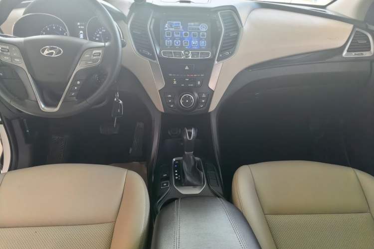 Used Hyundai Santa Fe 2015 2.4L Automatic Two-Wheel Drive Comfort Edition 5 Seats Center Console
