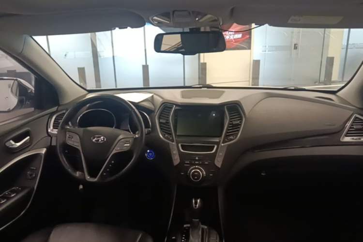Used Hyundai Santa Fe 2015 2.4L Automatic All-Wheel Drive Smart Version 5 Seats Center Console