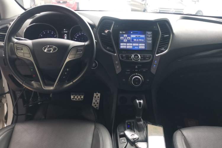Used Hyundai Santa Fe 2015 2.4L Automatic All-Wheel Drive Smart Version 5 Seats Center Console