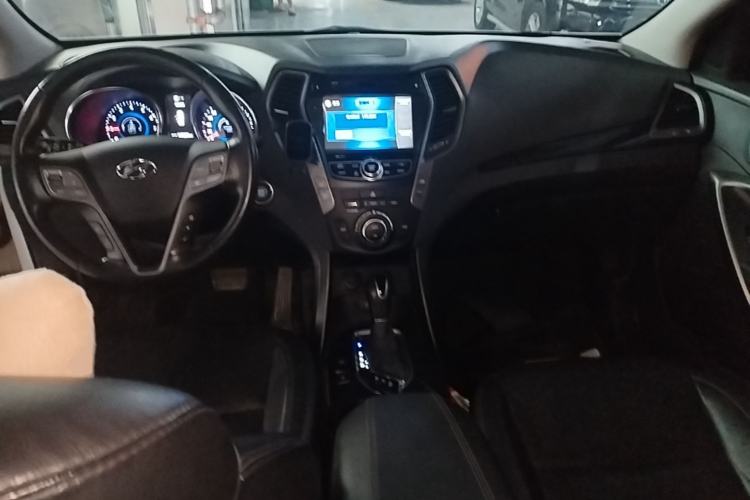 Used Hyundai Santa Fe 2015 2.0T Automatic Two-Wheel Drive Smart Version 5 Seats Center Console