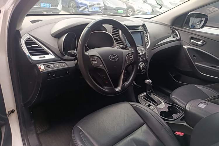 Used Hyundai Santa Fe 2015 2.0T Automatic 4x4 Smart 7-Seater Center Console