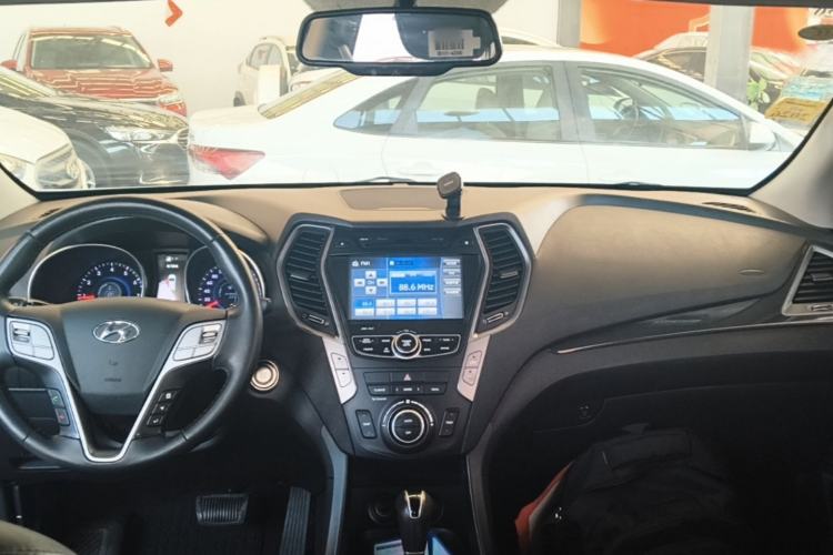 Used Hyundai Santa Fe 2015 2.0T Automatic Two-Wheel Drive Smart Version 5 Seats Center Console