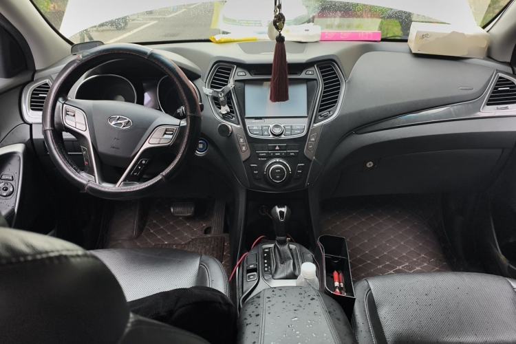 Used Hyundai Santa Fe 2015 2.4L Automatic Two-Wheel Drive Smart Version 5 Seats Center Console