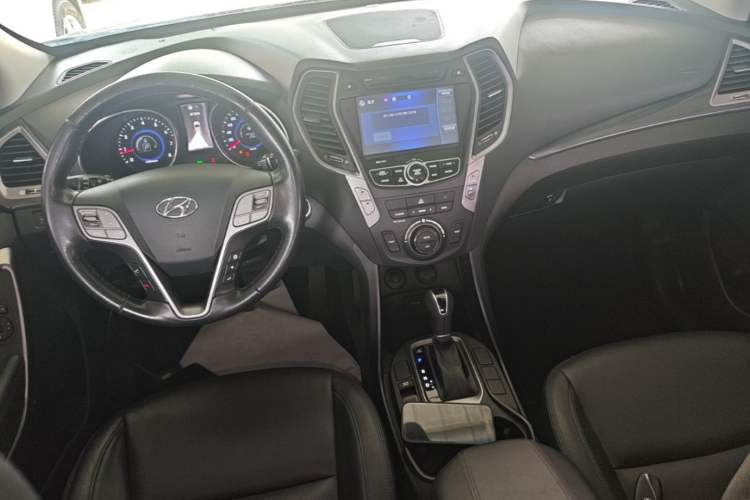 Used Hyundai Santa Fe 2015 2.0T Automatic Two-Wheel Drive Smart Version 5 Seats Center Console