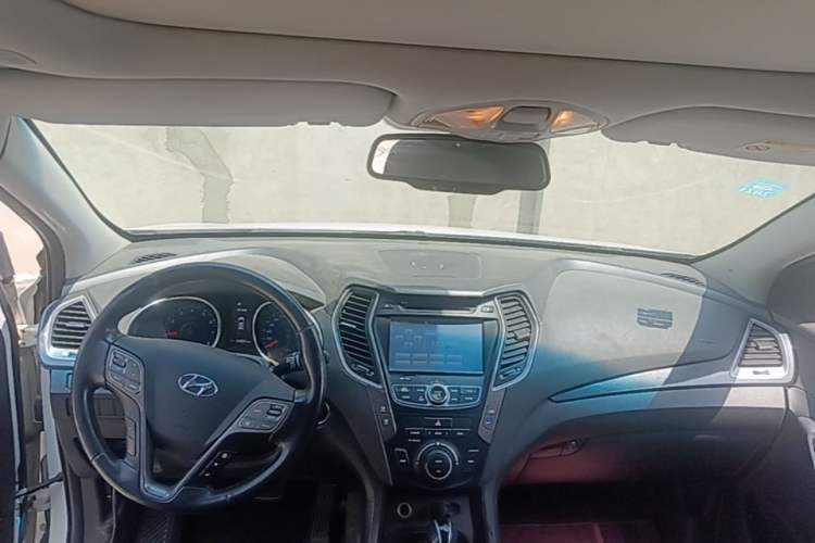 Used Hyundai Santa Fe 2015 2.0T Automatic Two-Wheel Drive Smart Version 5 Seats Center Console