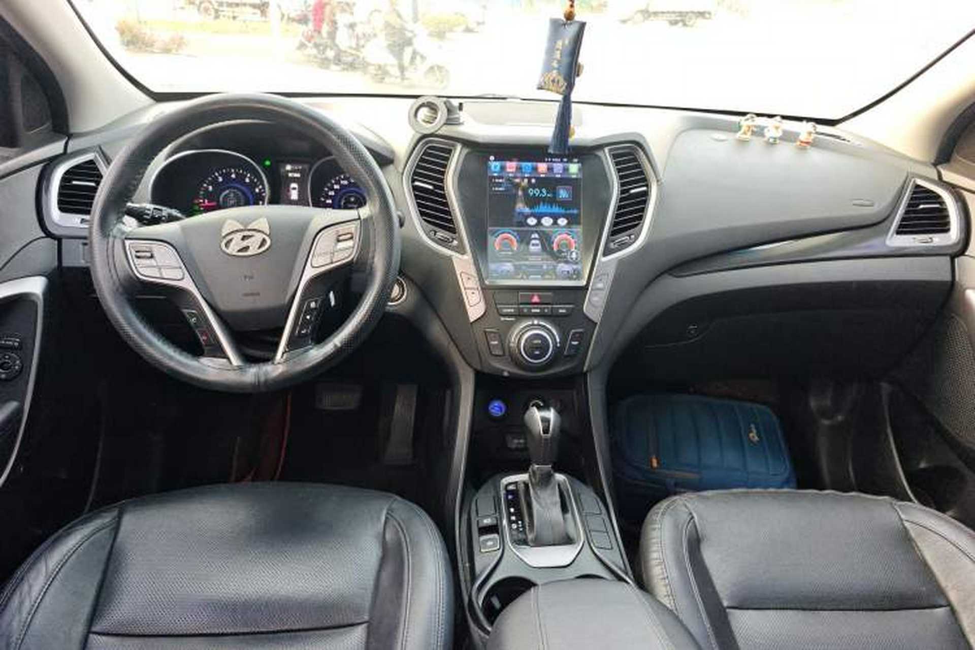 Used Hyundai Santa Fe 2015 2.0T Automatic Two-Wheel Drive Smart Version 5 Seats Center Console