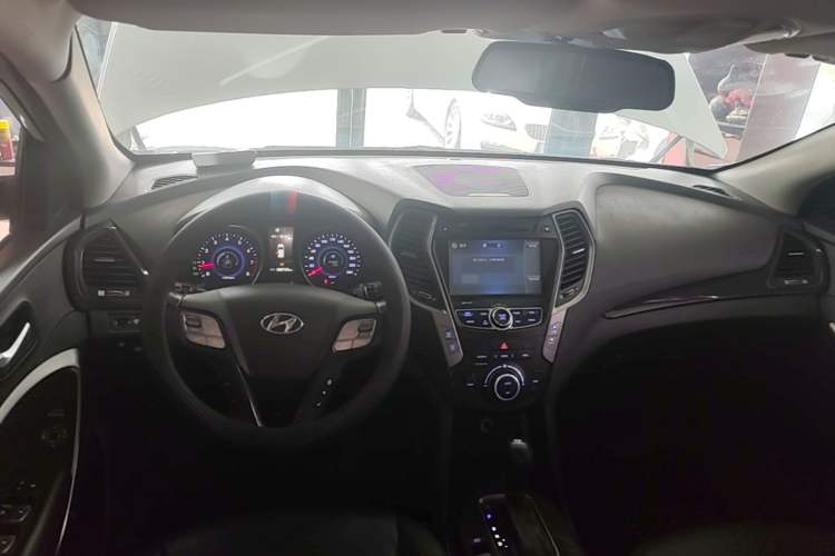 Used Hyundai Santa Fe 2015 2.0T Automatic Two-Wheel Drive Smart Version 5 Seats Center Console
