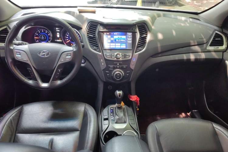 Used Hyundai Santa Fe 2015 2.0T Automatic Two-Wheel Drive Smart Version 5 Seats Center Console