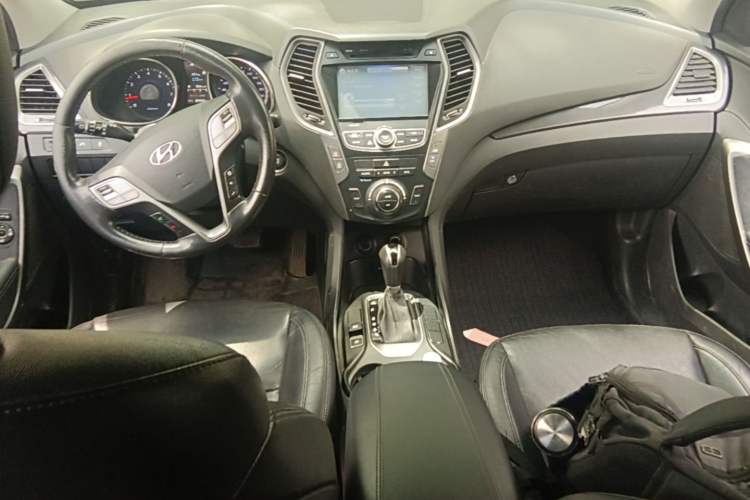 Used Hyundai Santa Fe 2015 2.4L Automatic Two-Wheel Drive Smart Version 5 Seats Center Console