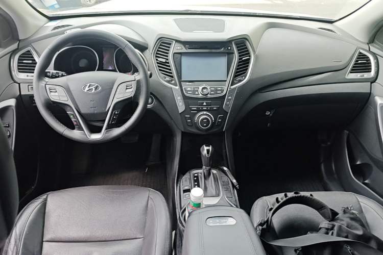 Used Hyundai Santa Fe 2015 2.4L Automatic All-Wheel Drive Smart Version 5 Seats Center Console
