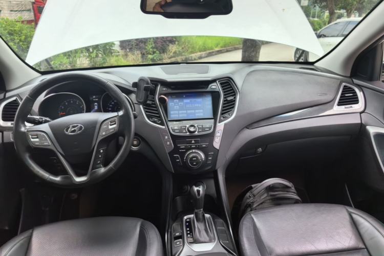 Used Hyundai Santa Fe 2015 2.0T Automatic Two-Wheel Drive Smart Version 5 Seats Center Console