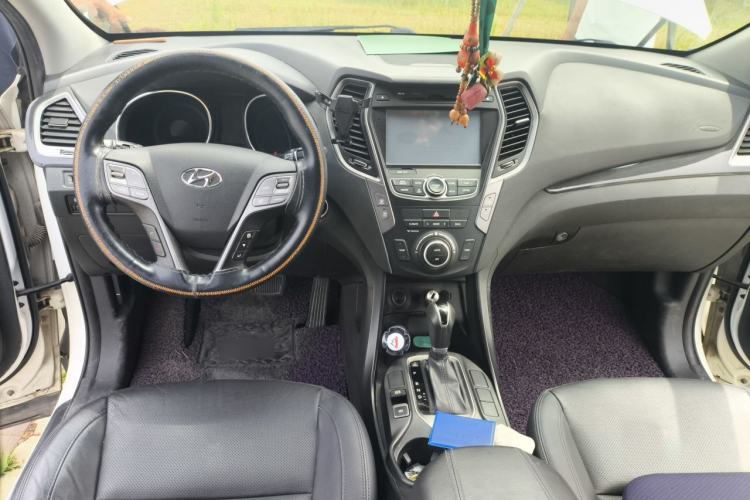 Used Hyundai Santa Fe 2015 2.4L Automatic Two-Wheel Drive Smart Version 5 Seats Center Console