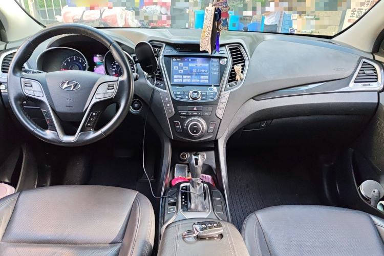 Used Hyundai Santa Fe 2015 2.0T Automatic 4x4 Smart 7-Seater Center Console