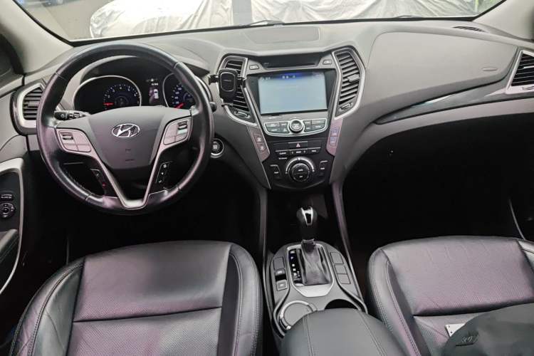 Used Hyundai Santa Fe 2015 2.0T Automatic Two-Wheel Drive Smart Version 5 Seats Center Console