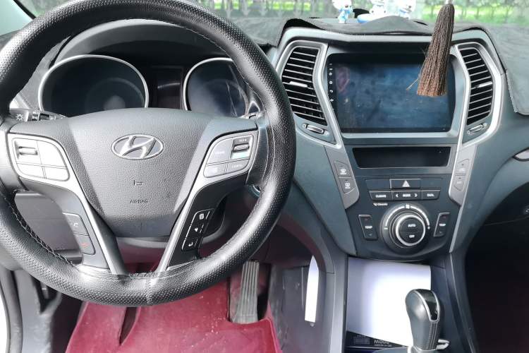 Used Hyundai Santa Fe 2015 2.4L Automatic Two-Wheel Drive Smart Version 5 Seats Center Console