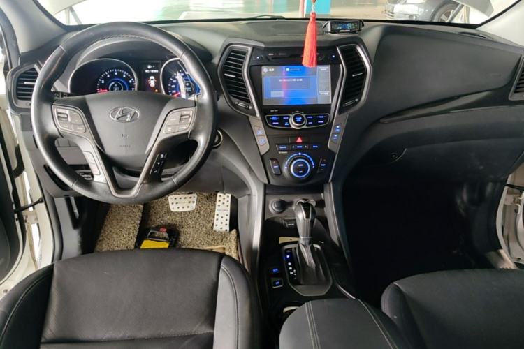 Used Hyundai Santa Fe 2015 2.0T Automatic Two-Wheel Drive Smart Version 5 Seats Center Console