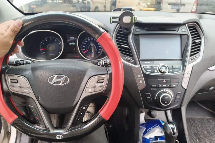 Used Hyundai Santa Fe 2015 2.0T Automatic Two-Wheel Drive Smart Version 5 Seats Center Console