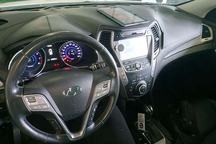Used Hyundai Santa Fe 2015 2.0T Automatic 4x4 Smart 7-Seater Center Console