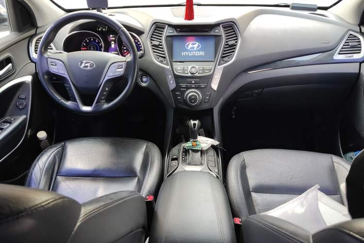 Used Hyundai Santa Fe 2015 2.0T Automatic Two-Wheel Drive Smart Version 5 Seats Center Console