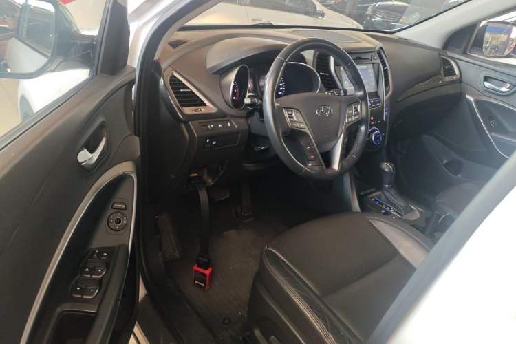 Used Hyundai Santa Fe 2015 2.0T Automatic Two-Wheel Drive Smart Version 5 Seats Driver Seat
