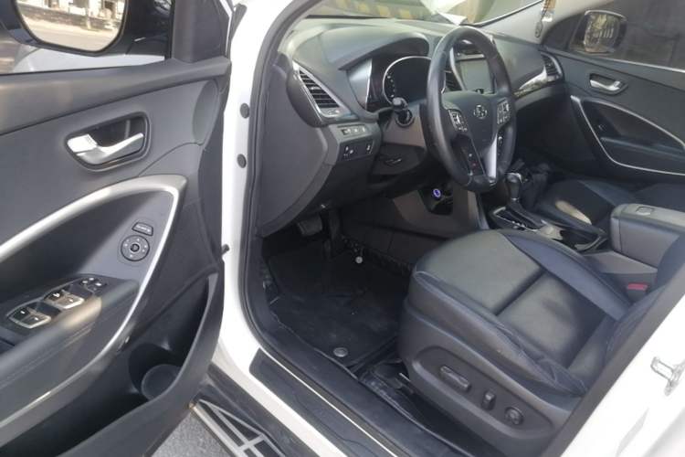 Used Hyundai Santa Fe 2015 2.0T Automatic 4x4 Smart 7-Seater Driver Seat