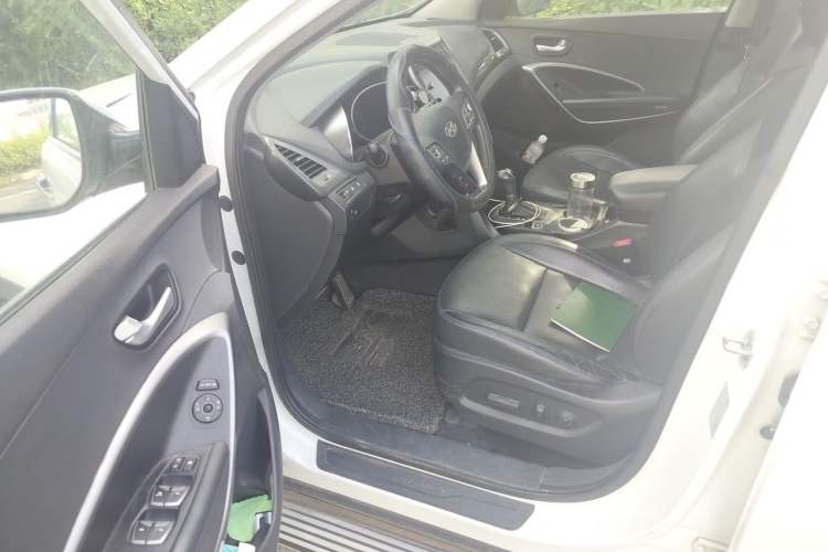 Used Hyundai Santa Fe 2015 2.4L Automatic Two-Wheel Drive Smart Version 5 Seats Driver Seat