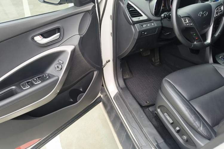 Used Hyundai Santa Fe 2015 2.4L Automatic Two-Wheel Drive Smart Version 5 Seats Driver Seat