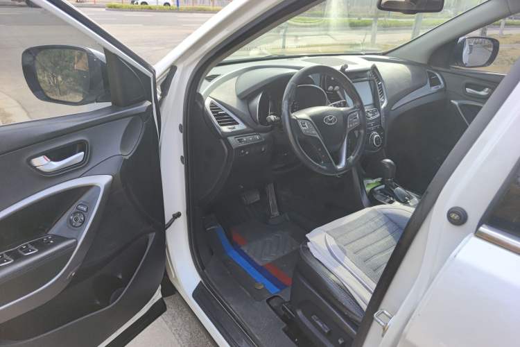 Used Hyundai Santa Fe 2015 2.4L Automatic All-Wheel Drive Smart Version 5 Seats Driver Seat