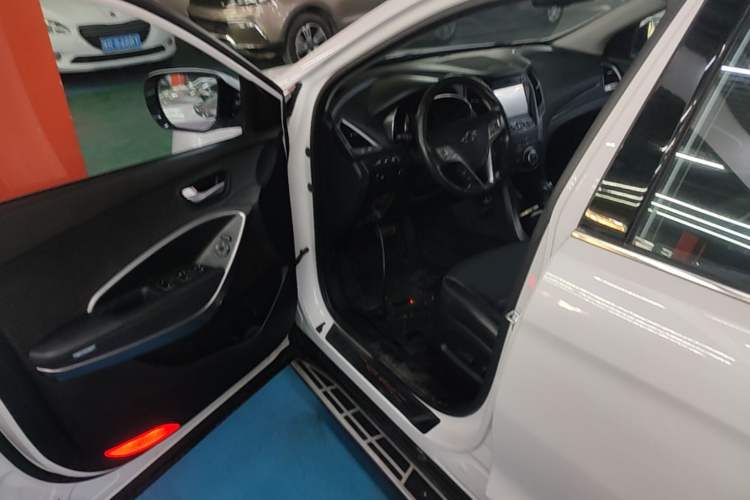 Used Hyundai Santa Fe 2015 2.4L Automatic All-Wheel Drive Smart Version 5 Seats Driver Seat