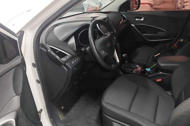 Used Hyundai Santa Fe 2015 2.0T Automatic Two-Wheel Drive Comfort Version 5 Seats Driver Seat