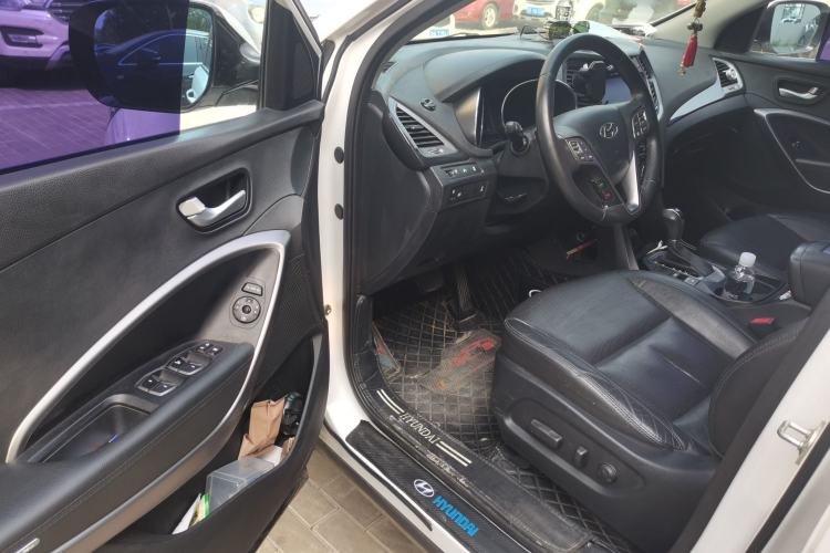 Used Hyundai Santa Fe 2015 2.4L Automatic All-Wheel Drive Smart Version 5 Seats Driver Seat
