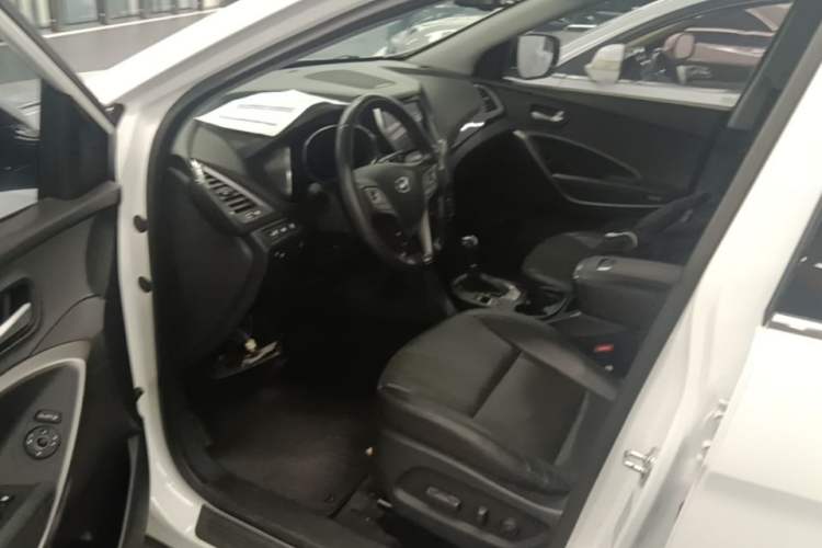 Used Hyundai Santa Fe 2015 2.4L Automatic All-Wheel Drive Smart Version 5 Seats Driver Seat