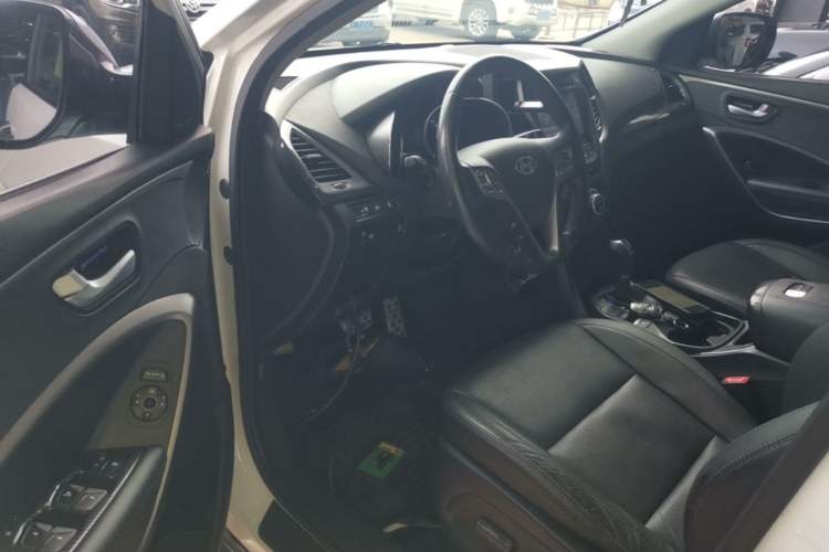 Used Hyundai Santa Fe 2015 2.4L Automatic All-Wheel Drive Smart Version 5 Seats Driver Seat