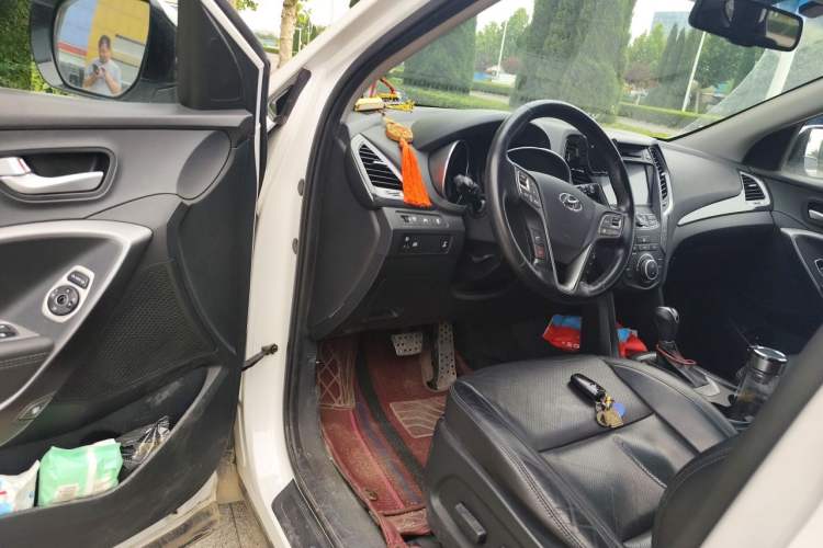 Used Hyundai Santa Fe 2015 2.4L Automatic All-Wheel Drive Smart Version 5 Seats Driver Seat