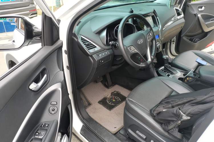 Used Hyundai Santa Fe 2015 2.4L Automatic Two-Wheel Drive Smart Version 5 Seats Driver Seat