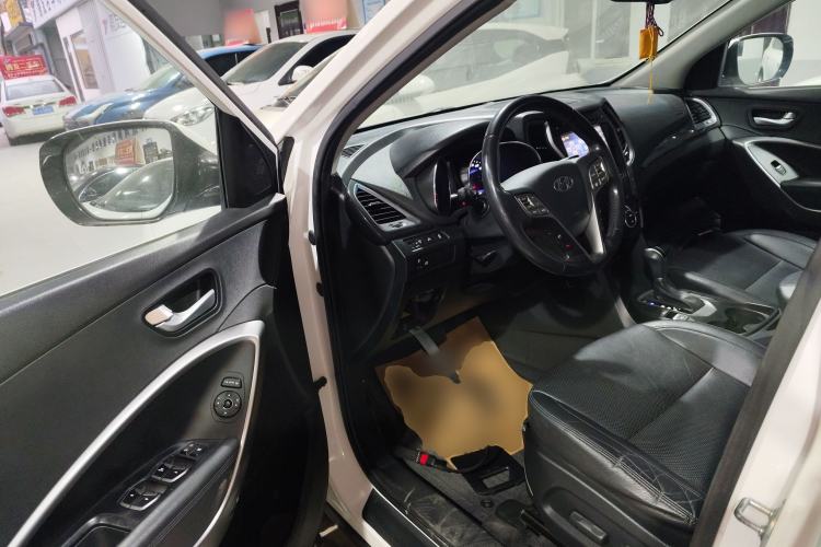 Used Hyundai Santa Fe 2015 2.4L Automatic Two-Wheel Drive Smart Version 5 Seats Driver Seat