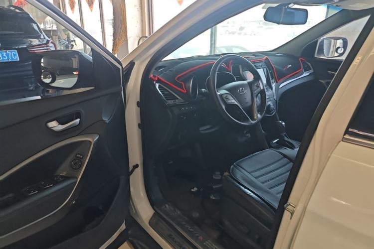 Used Hyundai Santa Fe 2015 2.4L Automatic All-Wheel Drive Smart Version 5 Seats Driver Seat