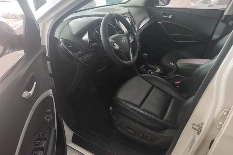 Used Hyundai Santa Fe 2015 2.0T Automatic Two-Wheel Drive Smart Version 5 Seats Driver Seat