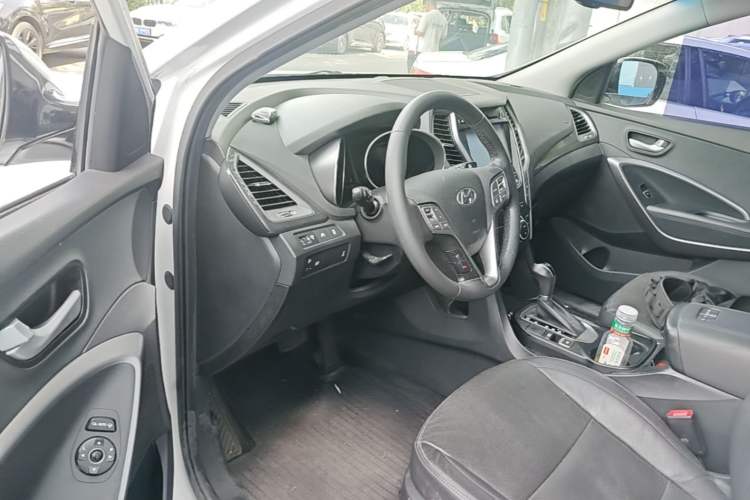 Used Hyundai Santa Fe 2015 2.4L Automatic All-Wheel Drive Smart Version 5 Seats Driver Seat