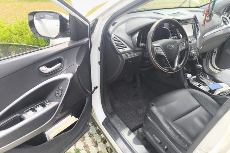 Used Hyundai Santa Fe 2015 2.4L Automatic Two-Wheel Drive Smart Version 5 Seats Driver Seat