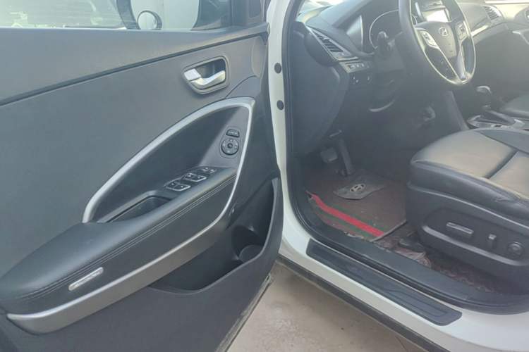 Used Hyundai Santa Fe 2015 2.4L Automatic All-Wheel Drive Smart Version 5 Seats Driver Seat