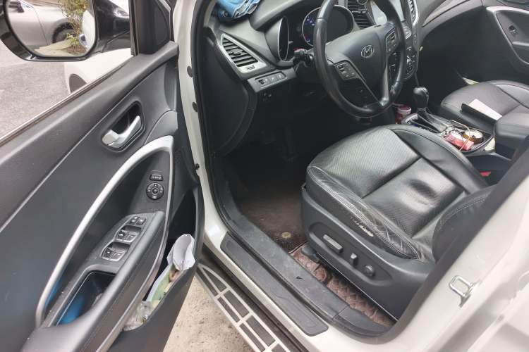 Used Hyundai Santa Fe 2015 2.4L Automatic Two-Wheel Drive Smart Version 5 Seats Driver Seat